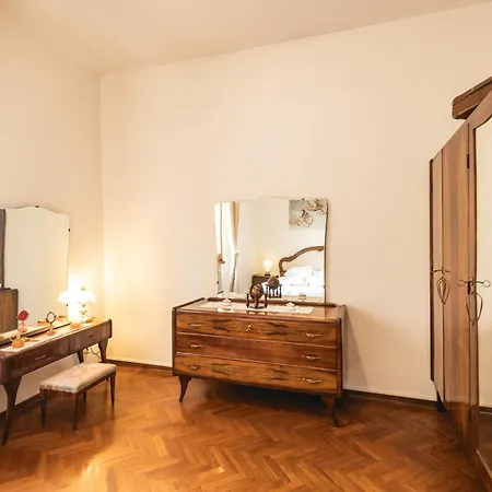 아파트 Retro Vintage, Centro Storico Ztl Pass Free *
